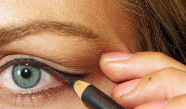 Paano lilimin ang eyeliner: pangunahing mga panuntunan at tampok