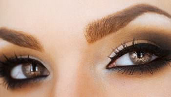 Perfect fixation of eyebrows with wax