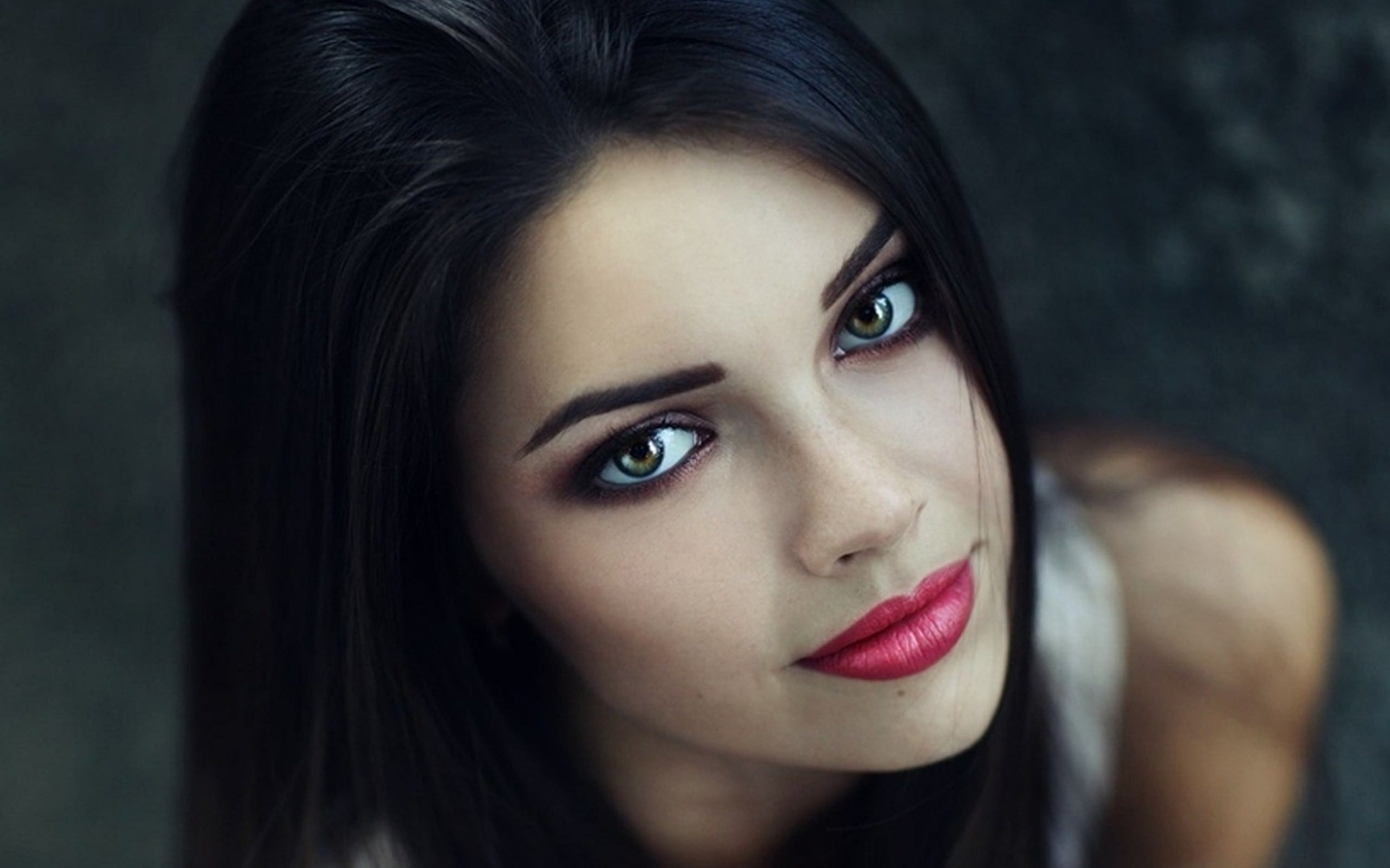 Makeup that is perfect for brunettes with green eyes. Tips + 15 photo examples