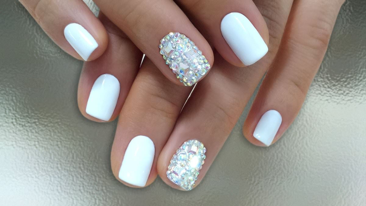 Luxurious manicure with rhinestones: ideas, new items (51 photos)