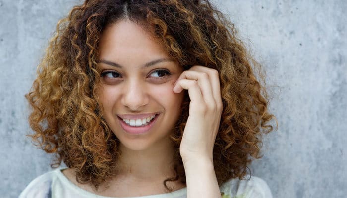 Coiffures pour cheveux bouclés ou bouclés moyens (51 photos)