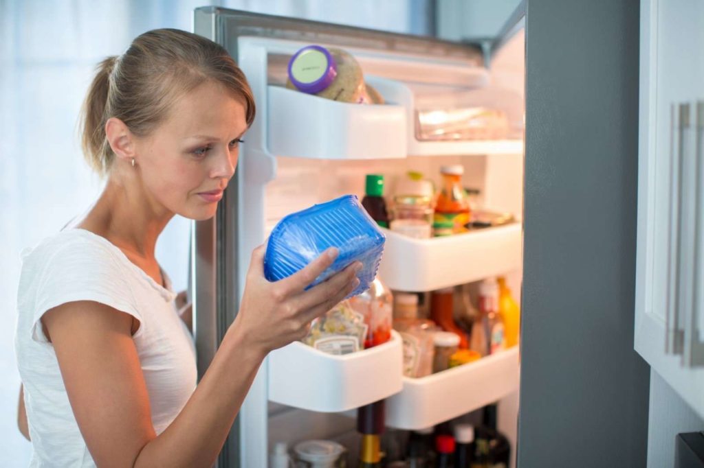 How to remove the smell from the refrigerator?