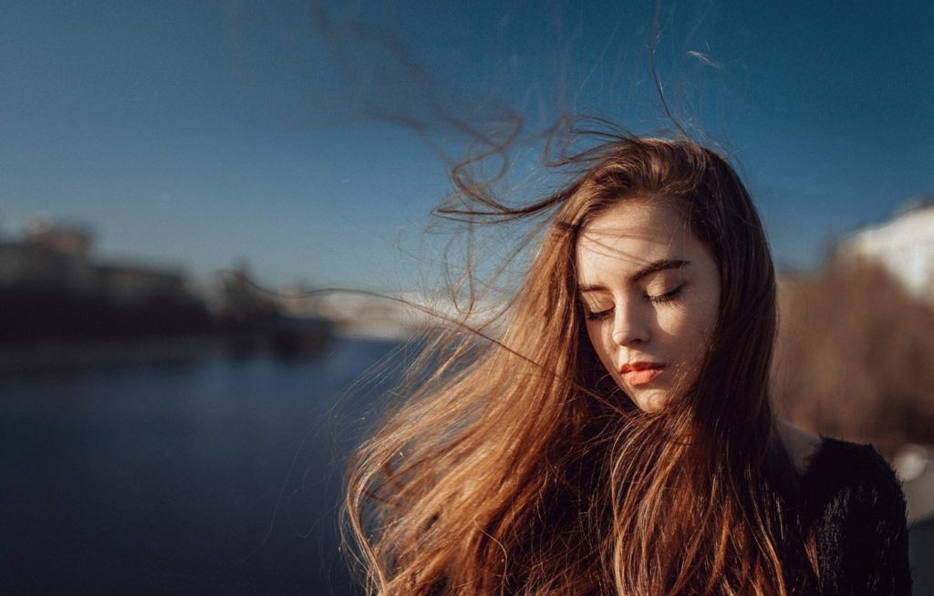 Tips for hairstyles in windy weather